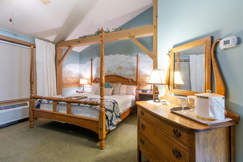 King Suite with Balcony interior